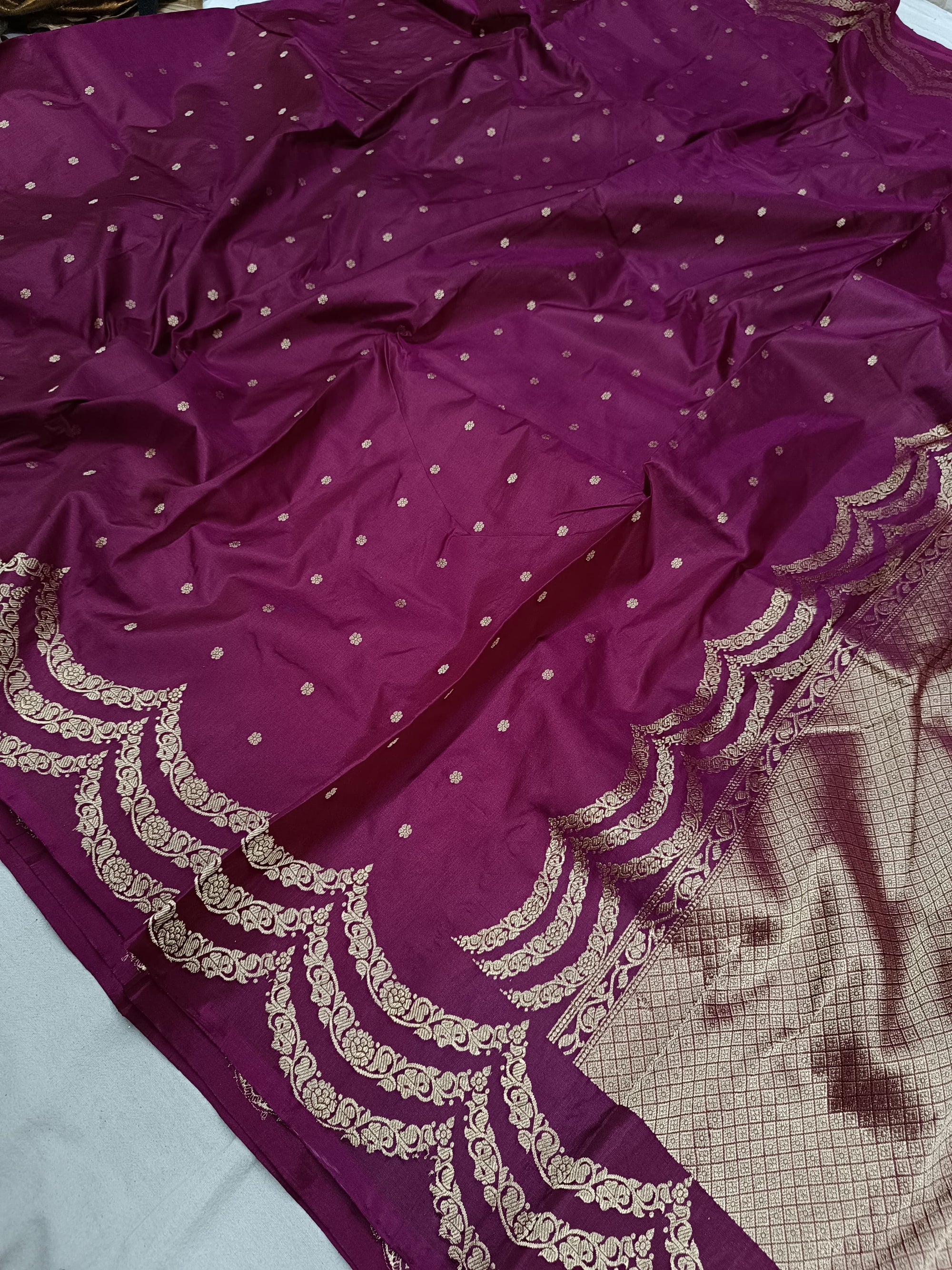 Banarasi Handloom Silk Kaduwa Weaving Saree – With Elegant Scallop Border & Interlock Detailing