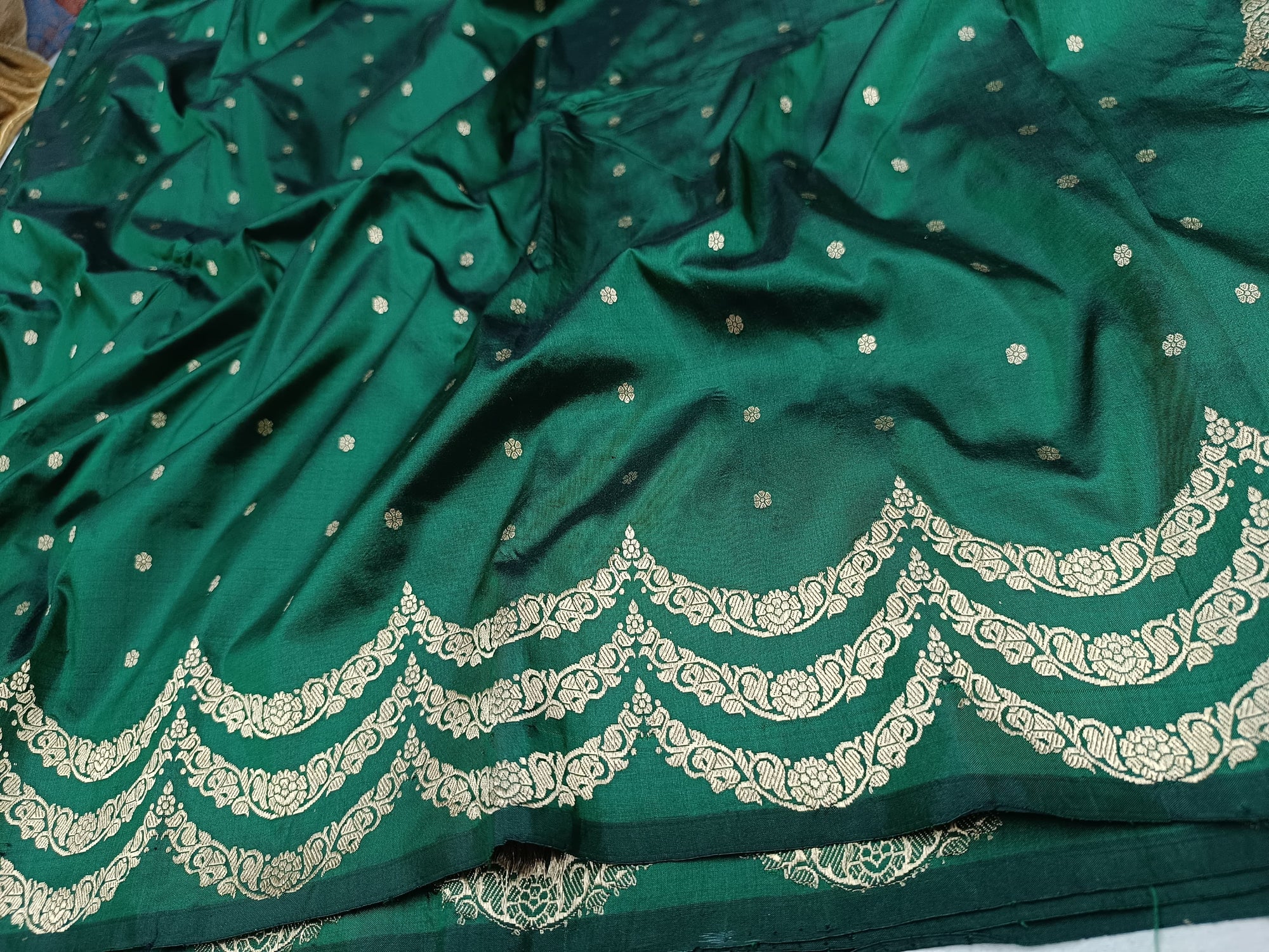 Banarasi Handloom Silk Kaduwa Weaving Saree – With Elegant Scallop Border & Interlock Detailing