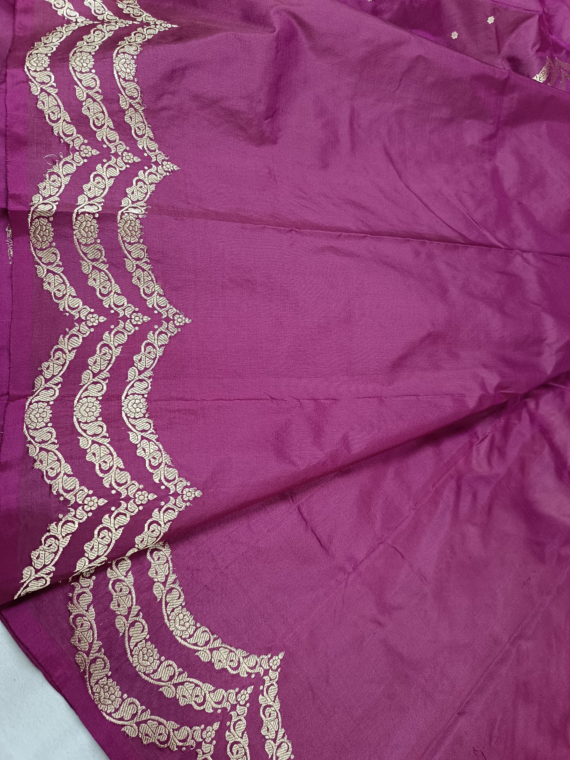 Banarasi Handloom Silk Kaduwa Weaving Saree – With Elegant Scallop Border & Interlock Detailing