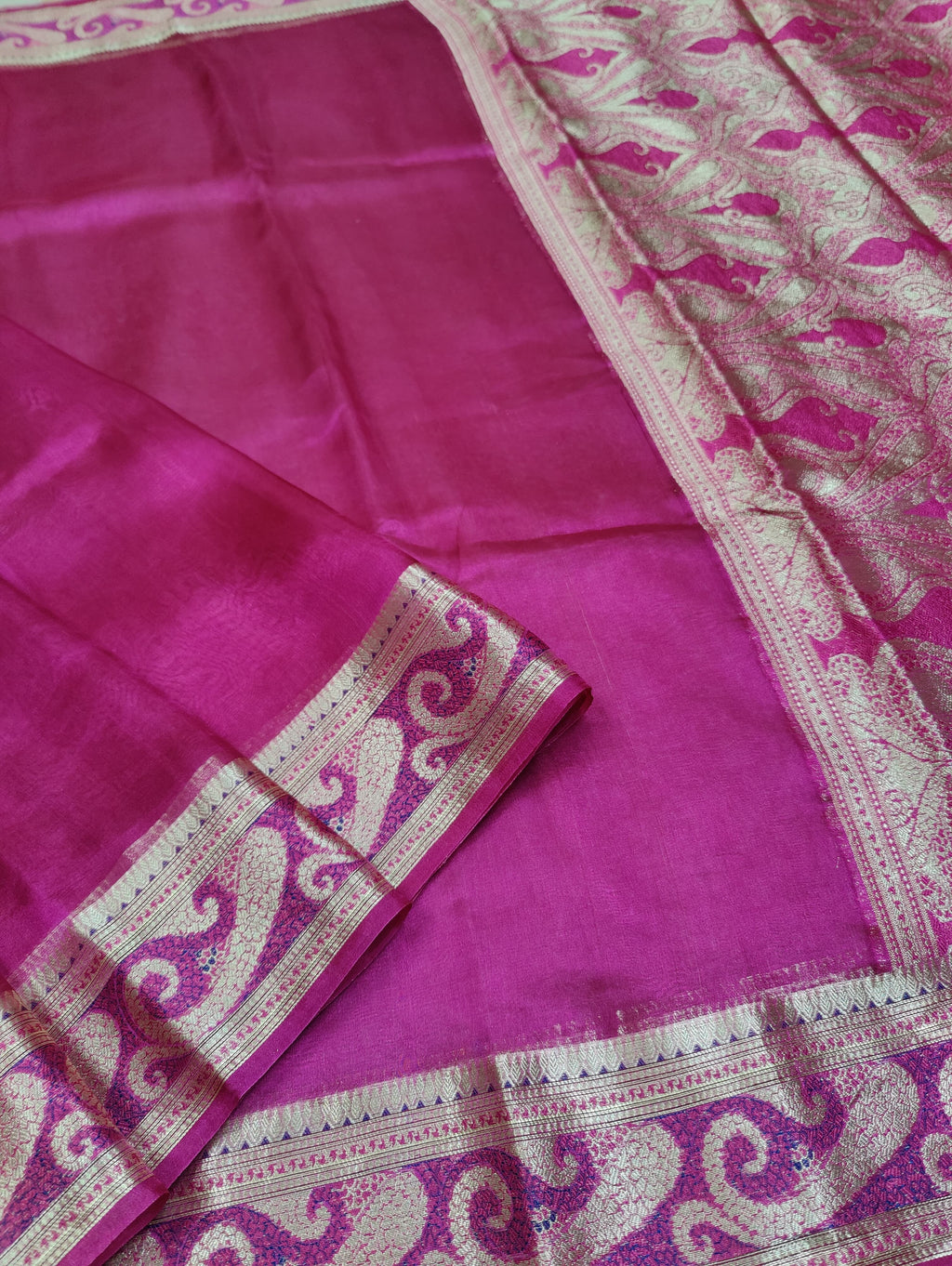 Banarasi Handloom Silk Kaduwa Weaving Saree – With Elegant Scallop Border & Interlock Detailing