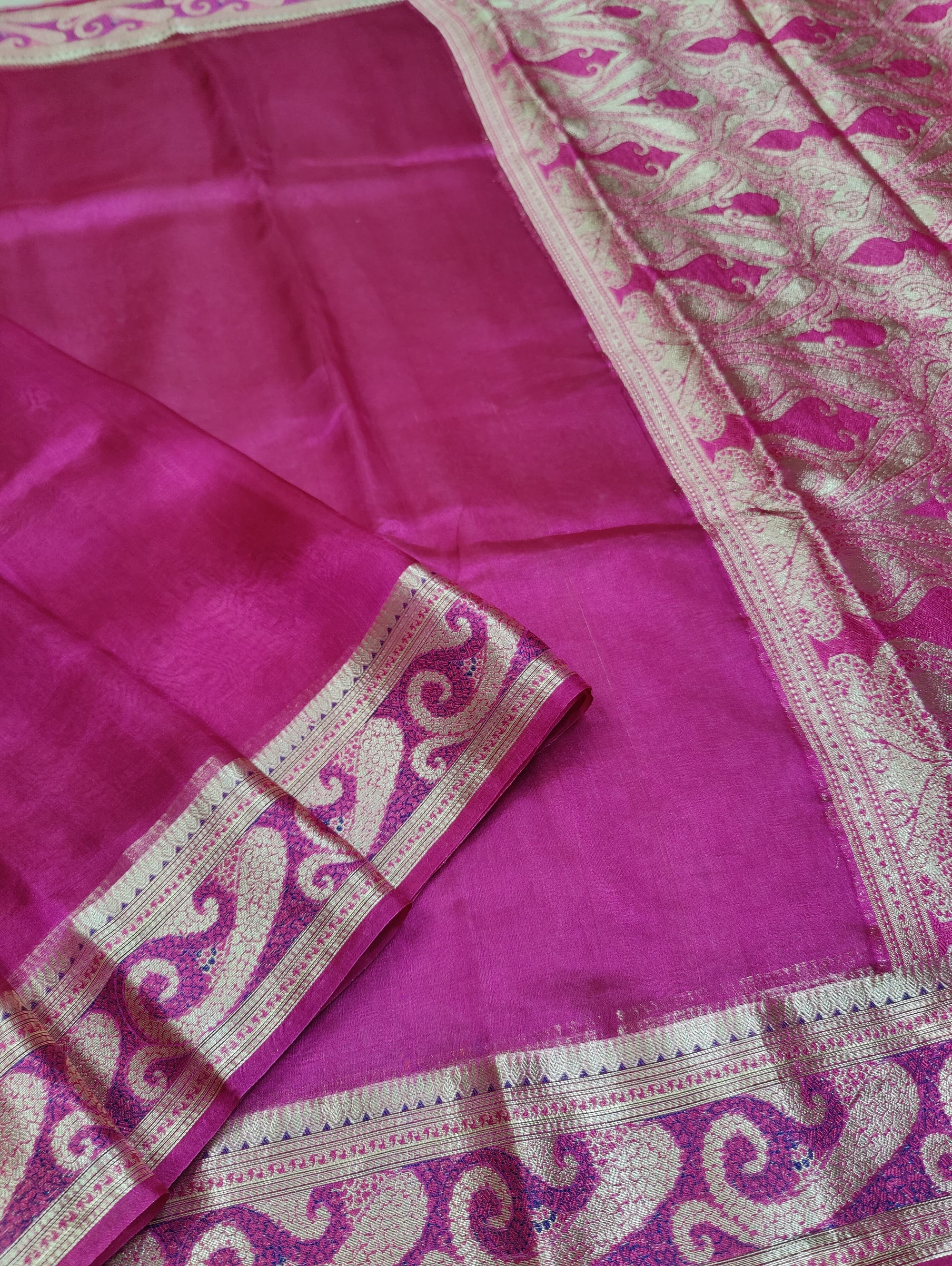 Banarasi Handloom Silk Kaduwa Weaving Saree – With Elegant Scallop Border & Interlock Detailing