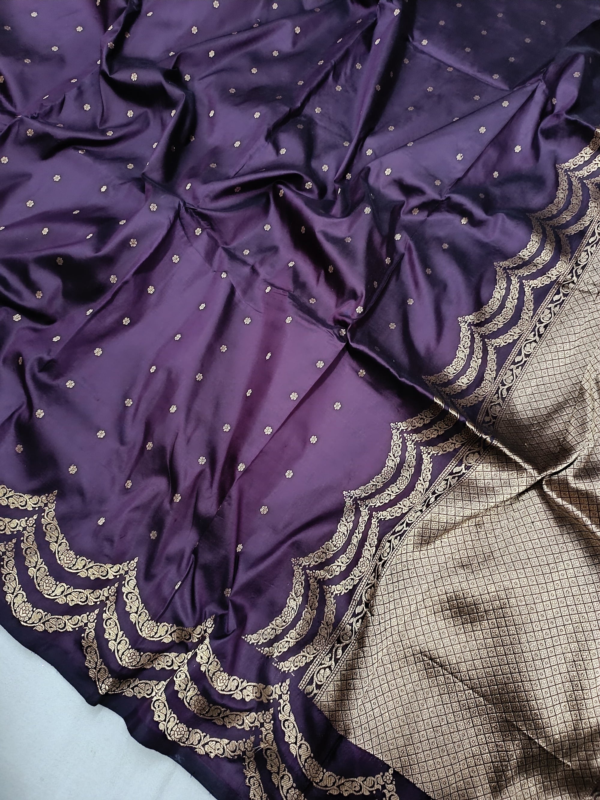 Banarasi Handloom Silk Kaduwa Weaving Saree – With Elegant Scallop Border & Interlock Detailing