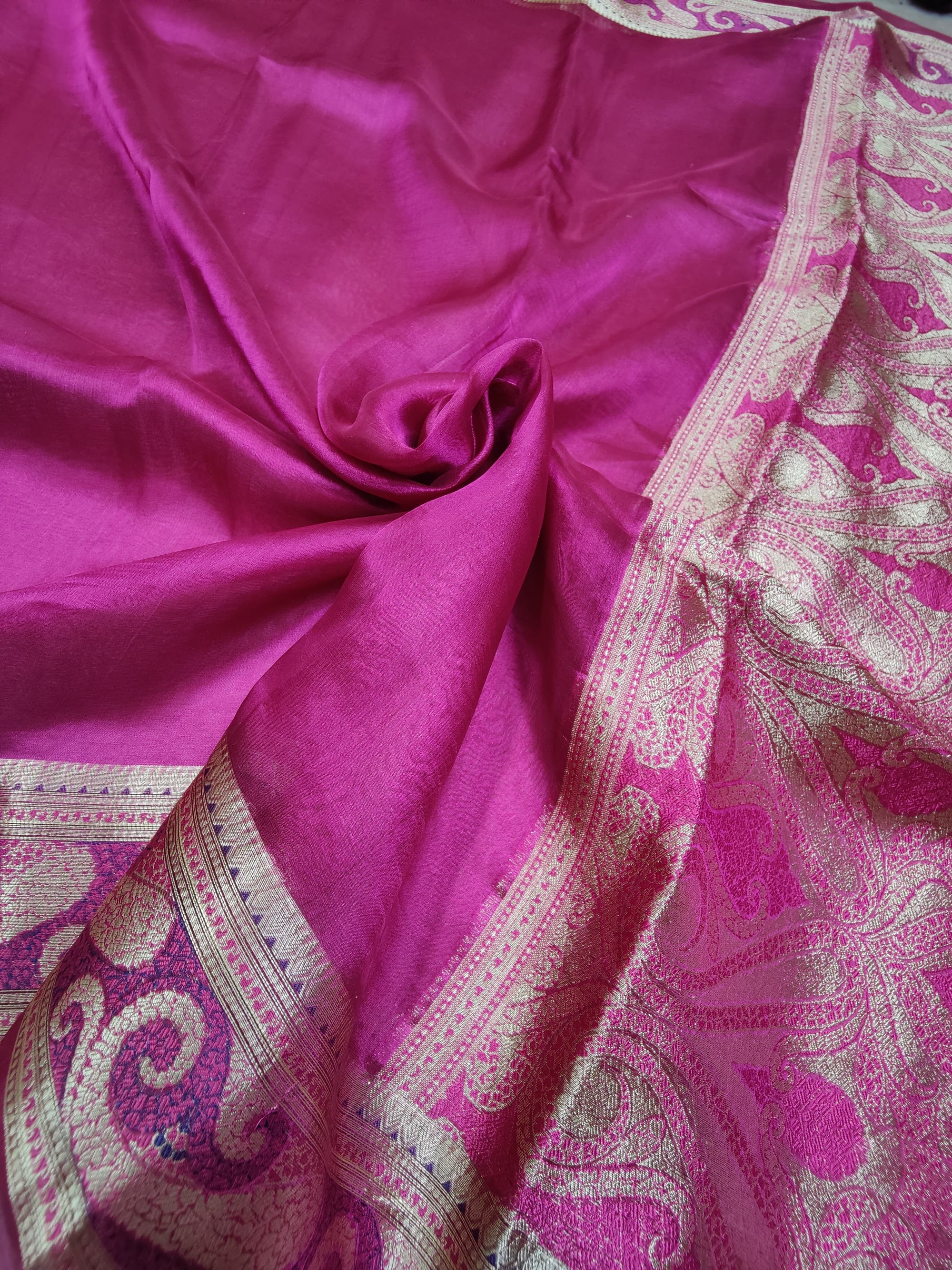 Banarasi Handloom Silk Kaduwa Weaving Saree – With Elegant Scallop Border & Interlock Detailing