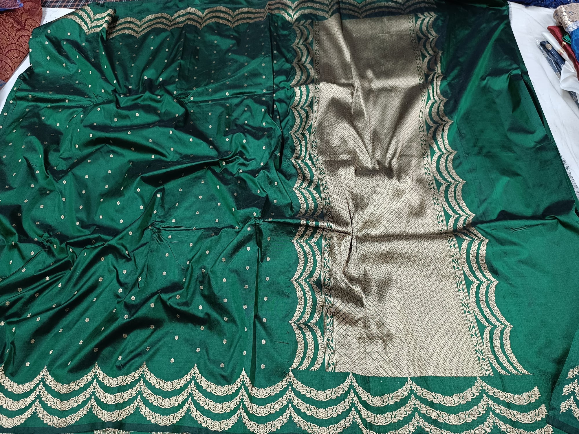 Banarasi Handloom Silk Kaduwa Weaving Saree – With Elegant Scallop Border & Interlock Detailing