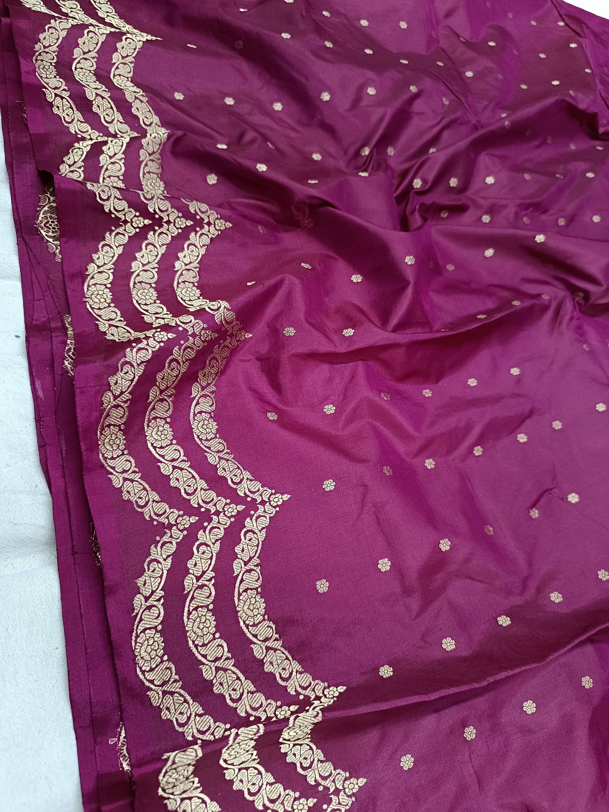 Banarasi Handloom Silk Kaduwa Weaving Saree – With Elegant Scallop Border & Interlock Detailing