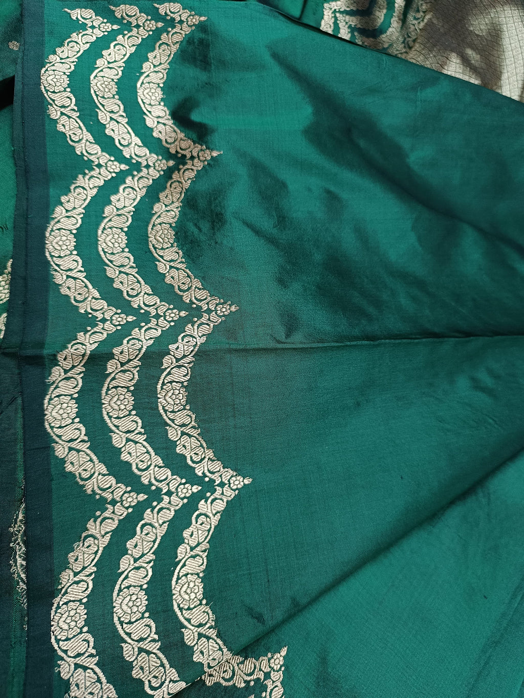 Banarasi Handloom Silk Kaduwa Weaving Saree – With Elegant Scallop Border & Interlock Detailing