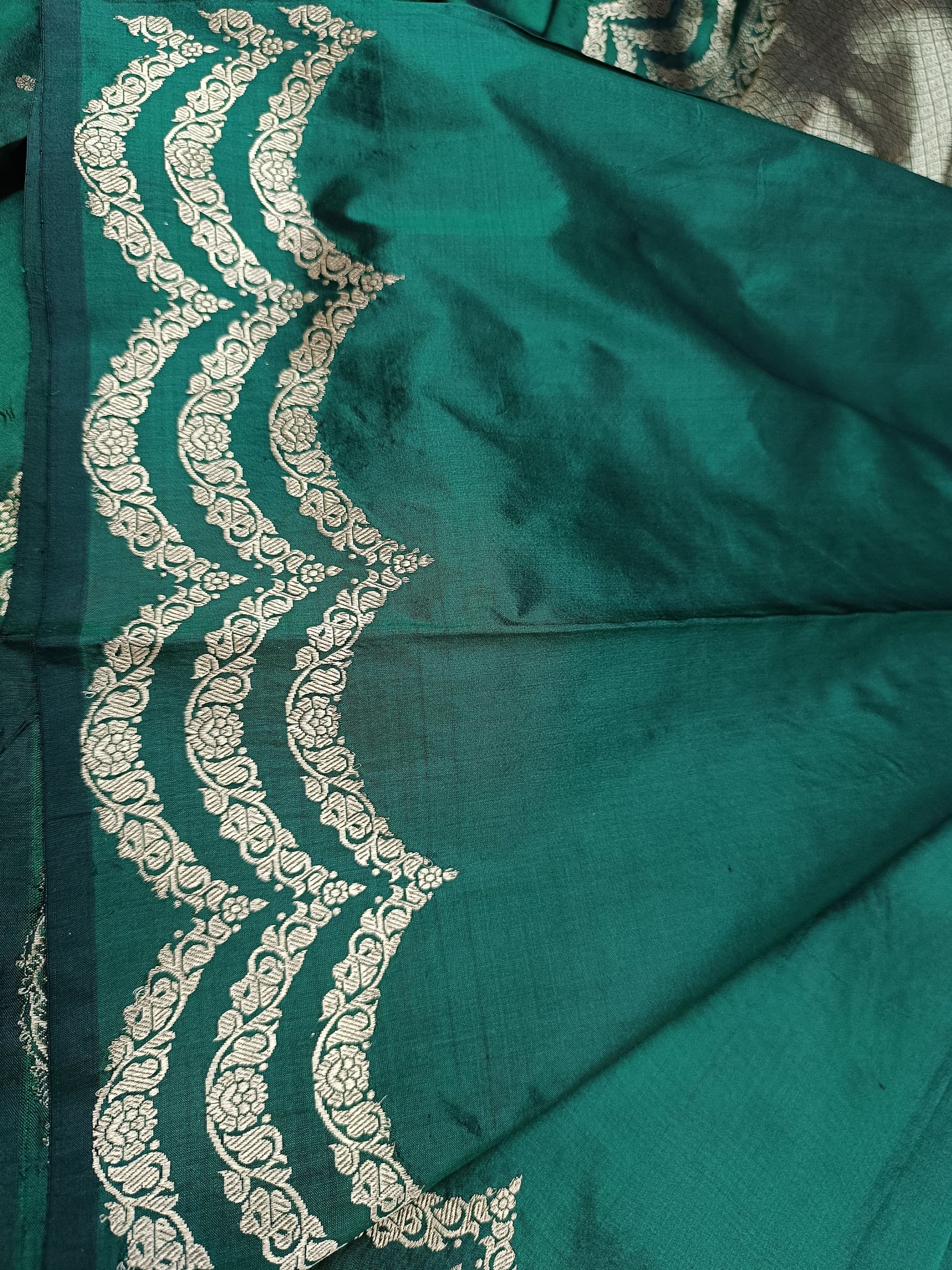Banarasi Handloom Silk Kaduwa Weaving Saree – With Elegant Scallop Border & Interlock Detailing