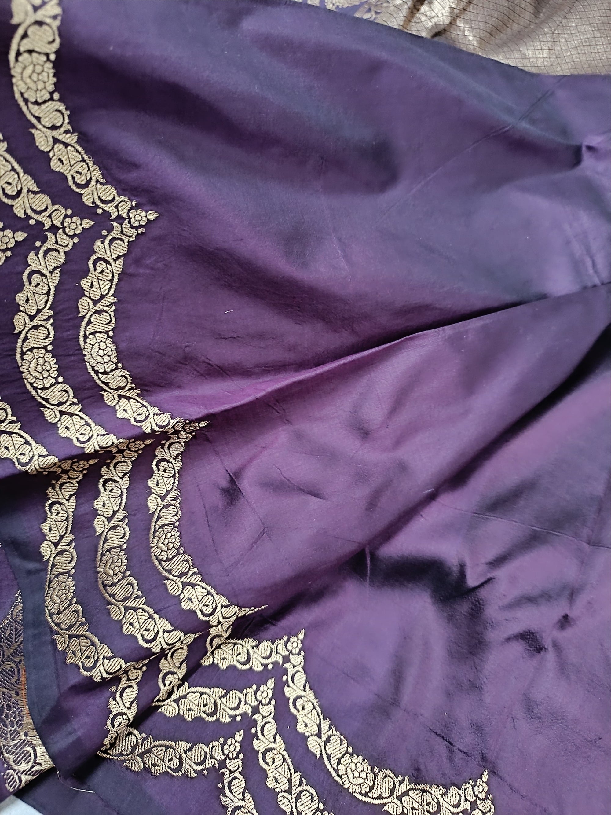 Banarasi Handloom Silk Kaduwa Weaving Saree – With Elegant Scallop Border & Interlock Detailing