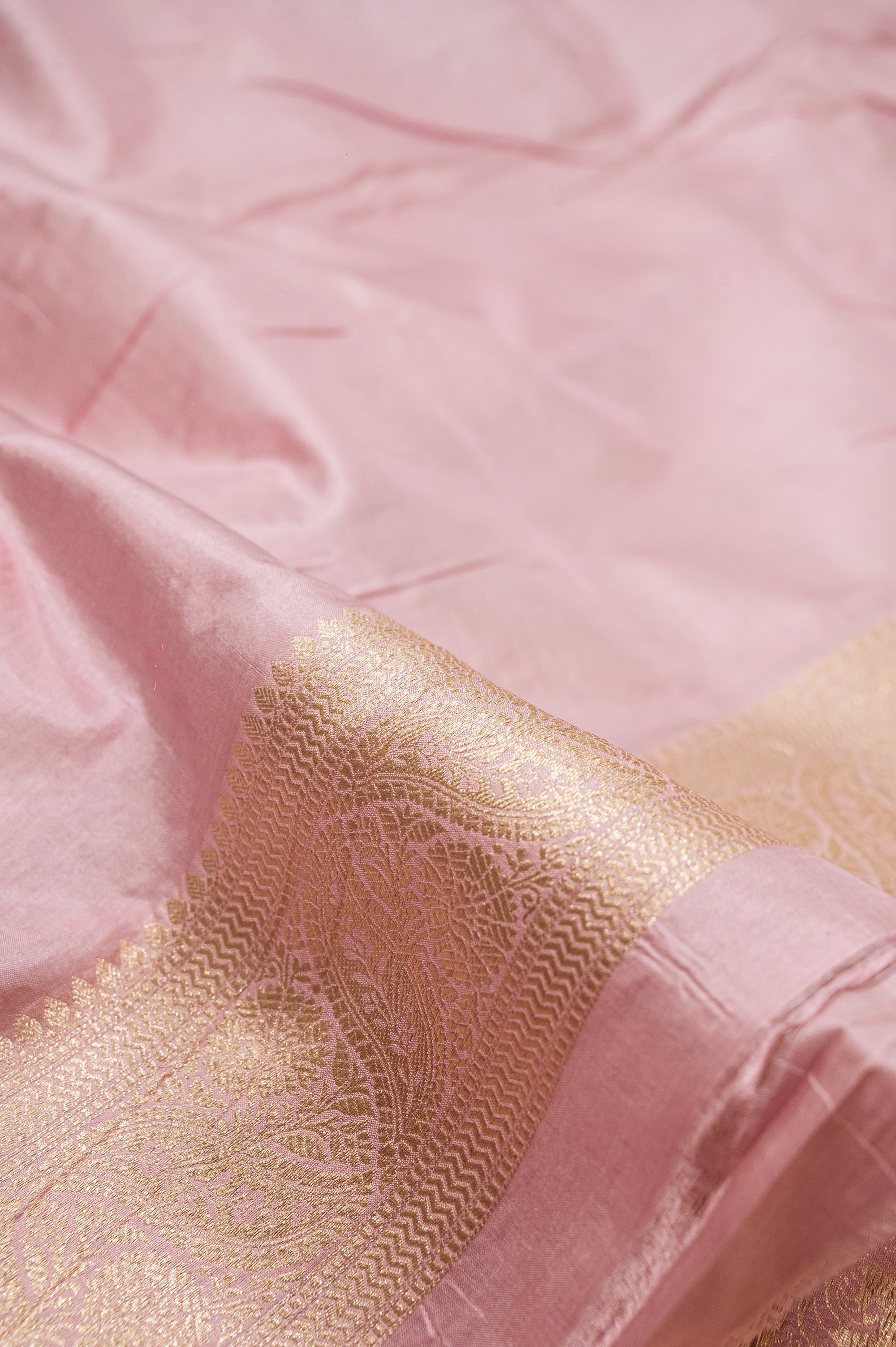 Mauve Pink Uppada Jaal Pure Katan Silk Banarasi Handwoven Saree — All-Over Gold Zari