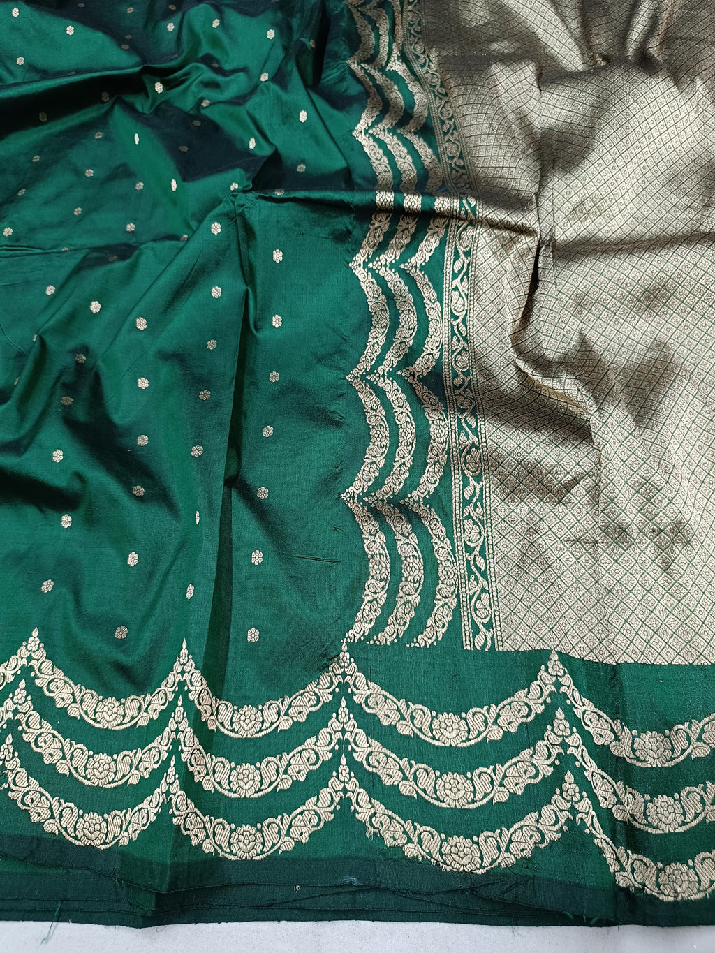 Banarasi Handloom Silk Kaduwa Weaving Saree – With Elegant Scallop Border & Interlock Detailing