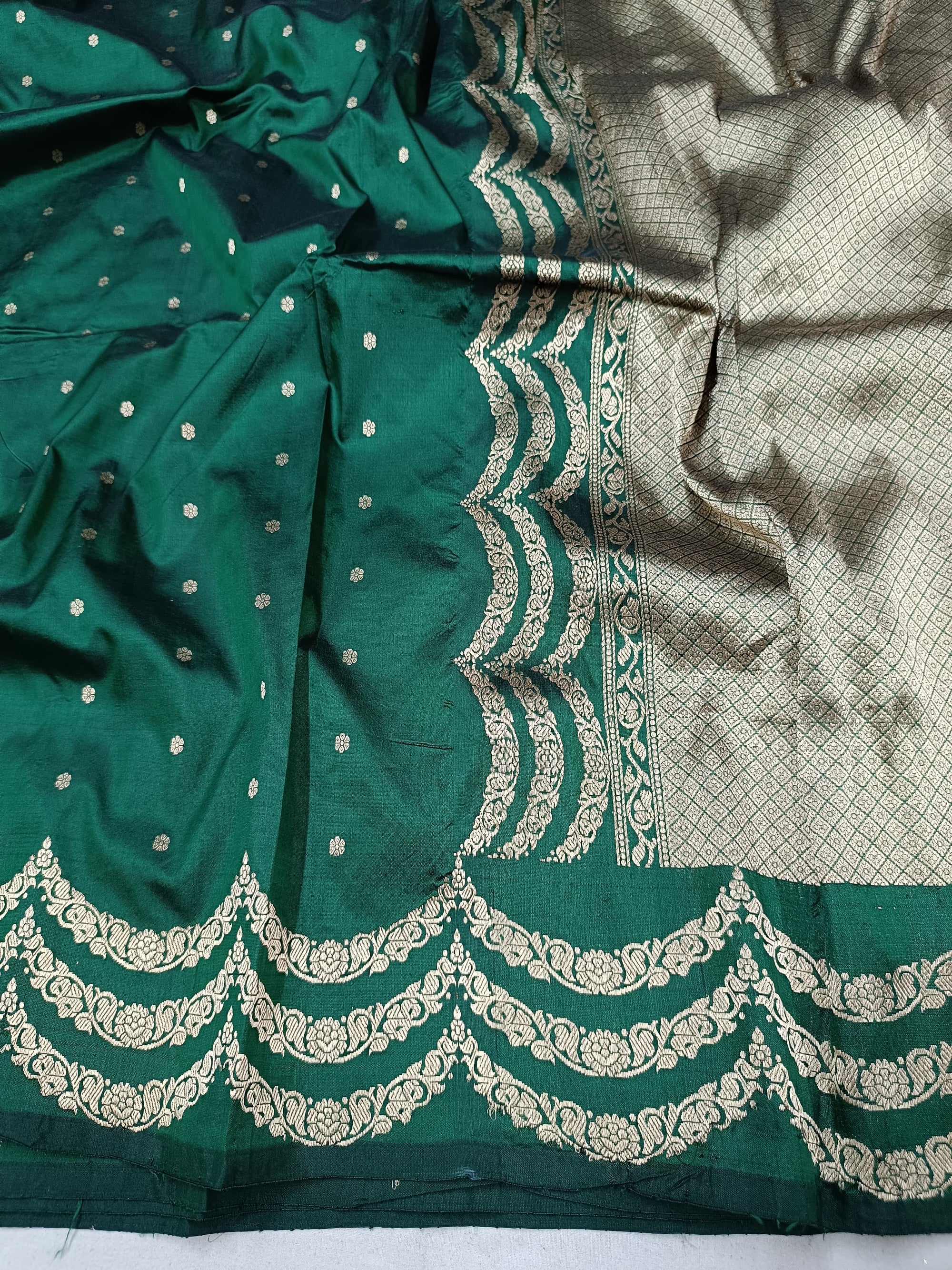 Banarasi Handloom Silk Kaduwa Weaving Saree – With Elegant Scallop Border & Interlock Detailing