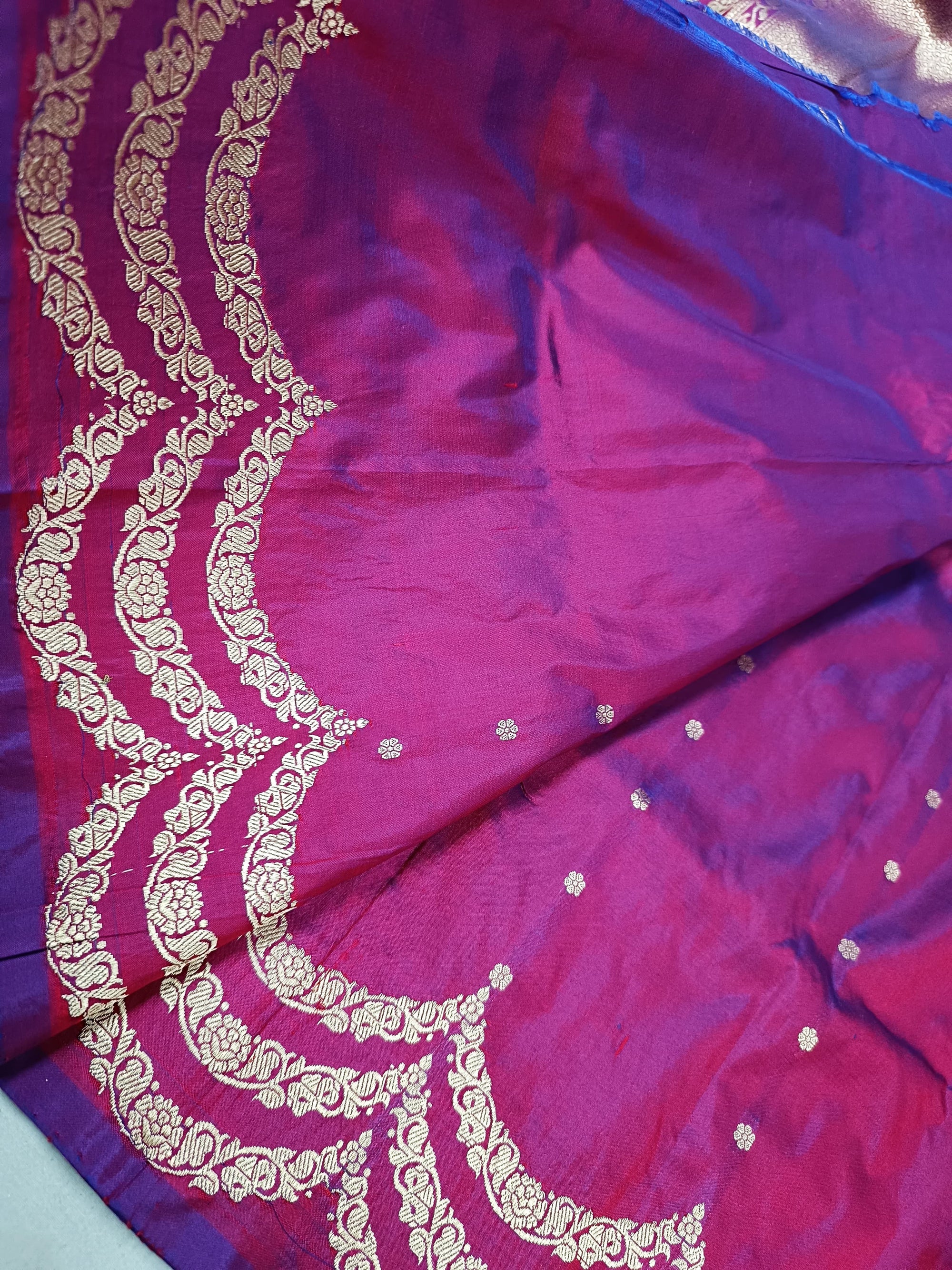 Banarasi Handloom Silk Kaduwa Weaving Saree – With Elegant Scallop Border & Interlock Detailing