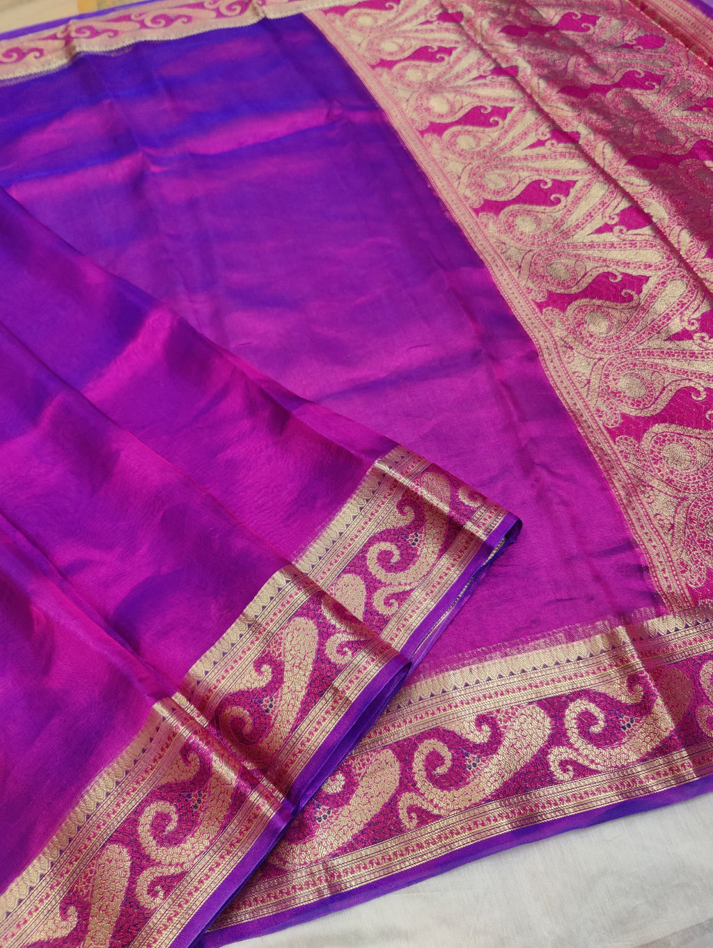 Banarasi Handloom Silk Kaduwa Weaving Saree – With Elegant Scallop Border & Interlock Detailing