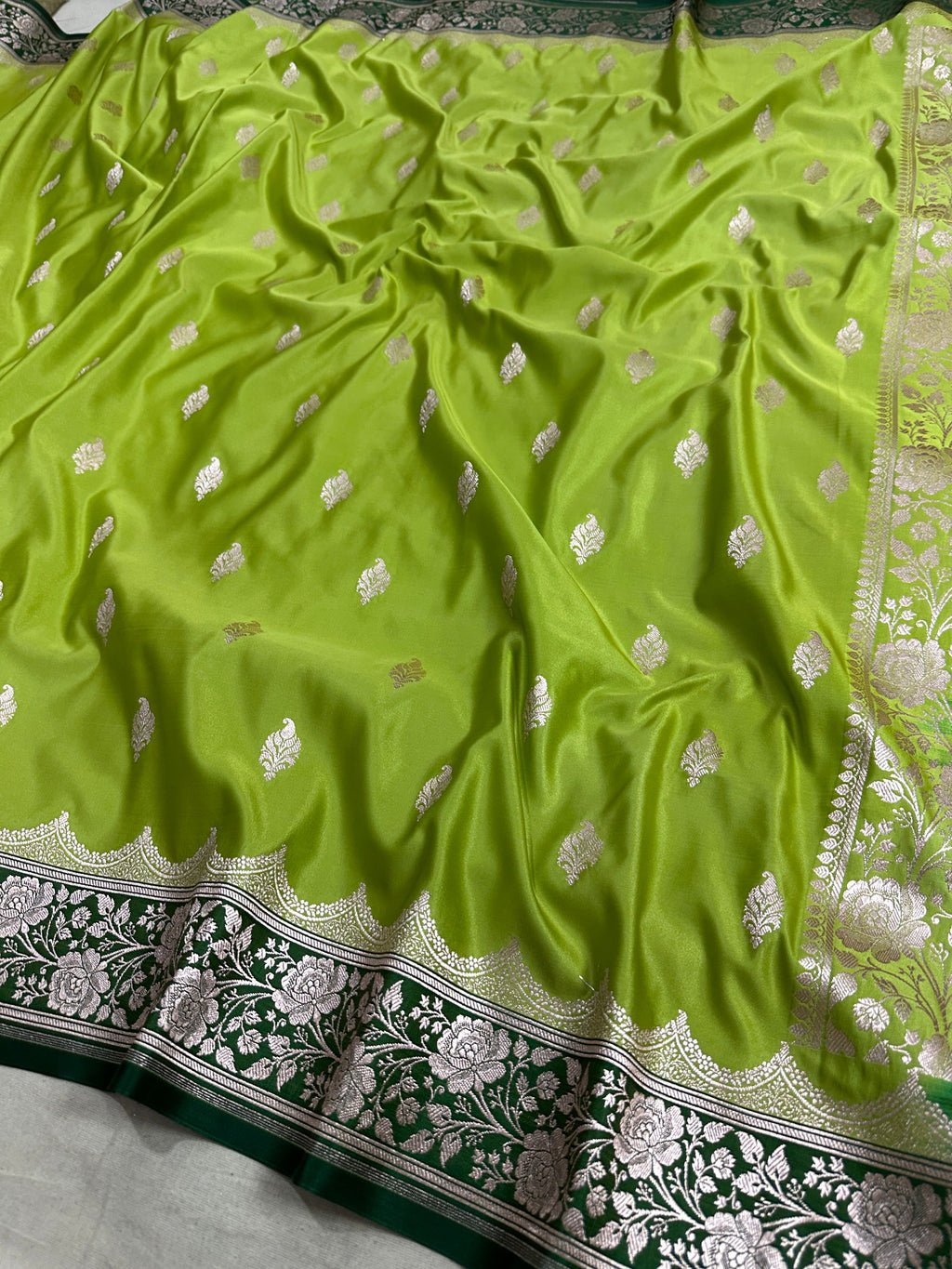 Mehndi & Green Contrast Mashru Silk Banarasi Zari Border Brocade Aanchal Saree