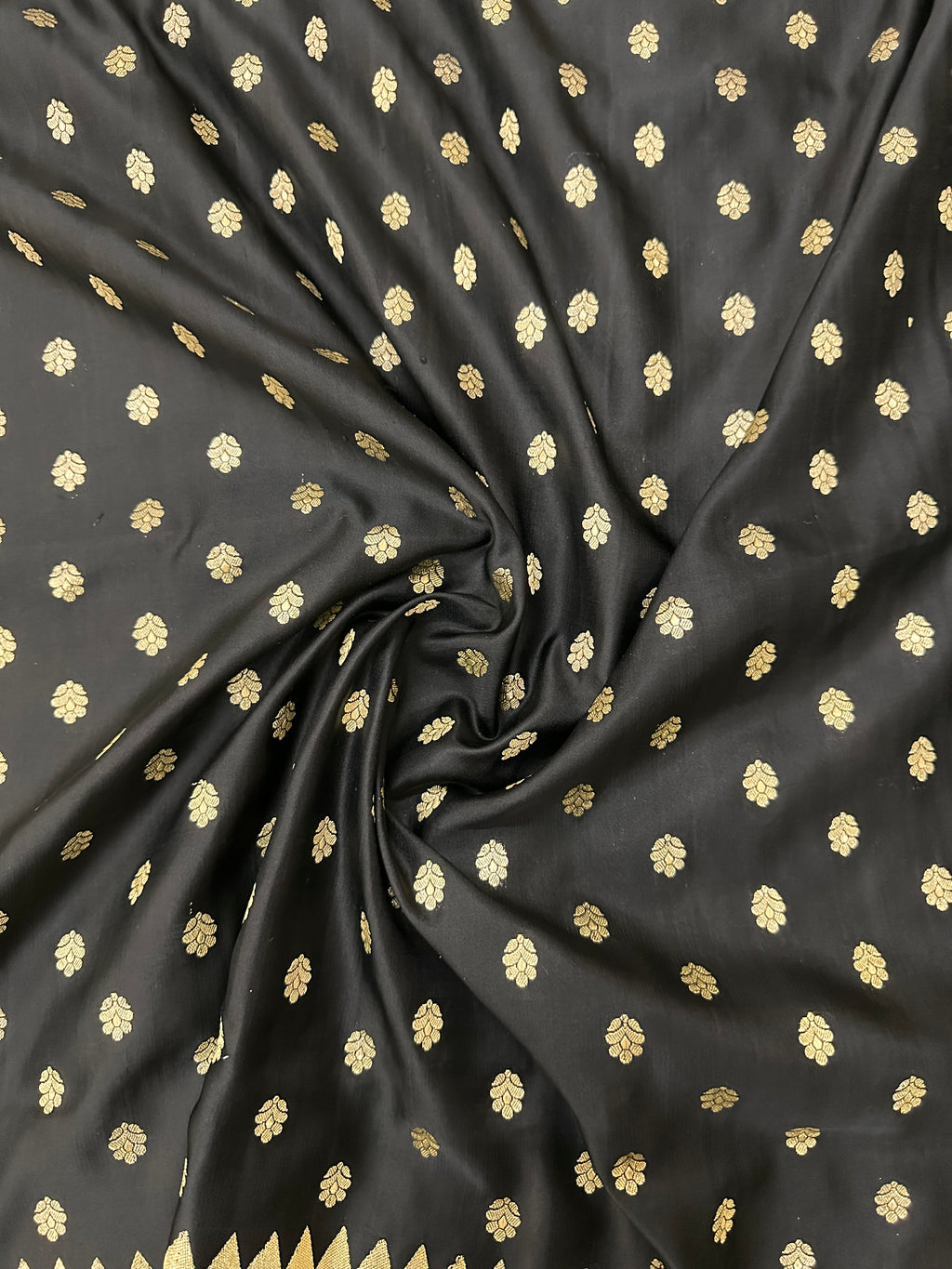 Detailed buta motifs with 3D effect created by Kadhwa weaving
