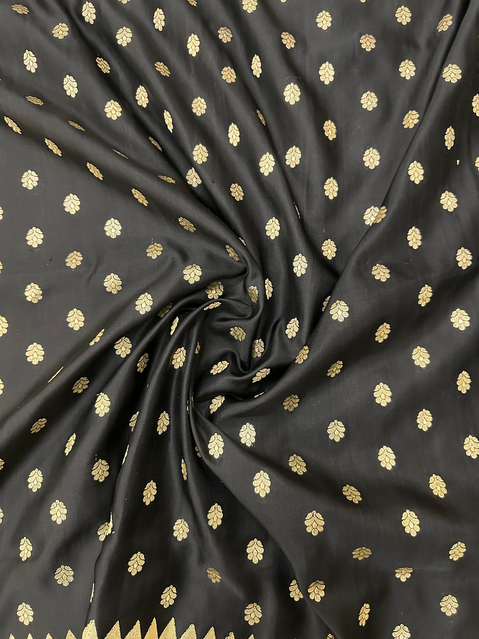 Detailed buta motifs with 3D effect created by Kadhwa weaving