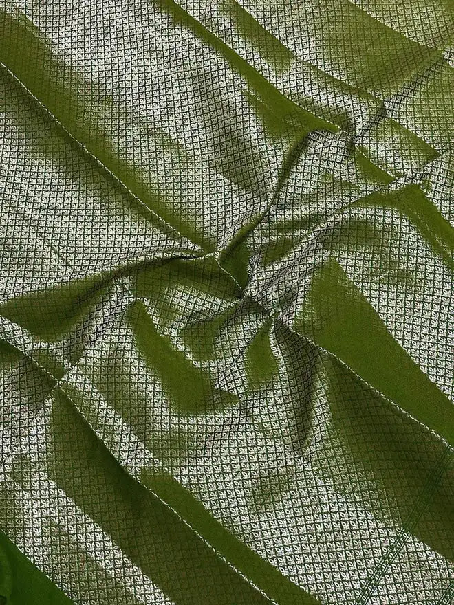 Green Pure Chiniya Katan Silk Banarasi Saree with Floral Meenakari Buti and Gold Zari Border - close up zari border of Pure Chiniya Katan Silk Banarasi Saree