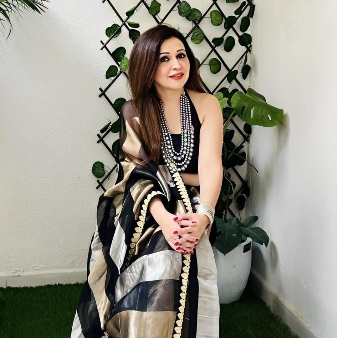 Lightweight handwoven Banarasi wedding saree in pure Kora tissue silk.

