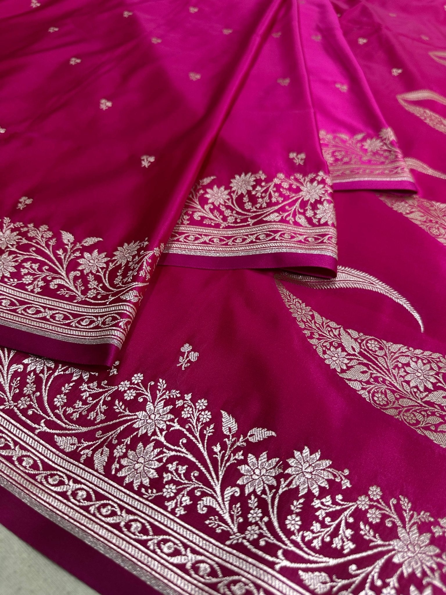 Magenta Mashru Silk Zari Open Border Carry Aanchal Booti Saree - Katan Banaras