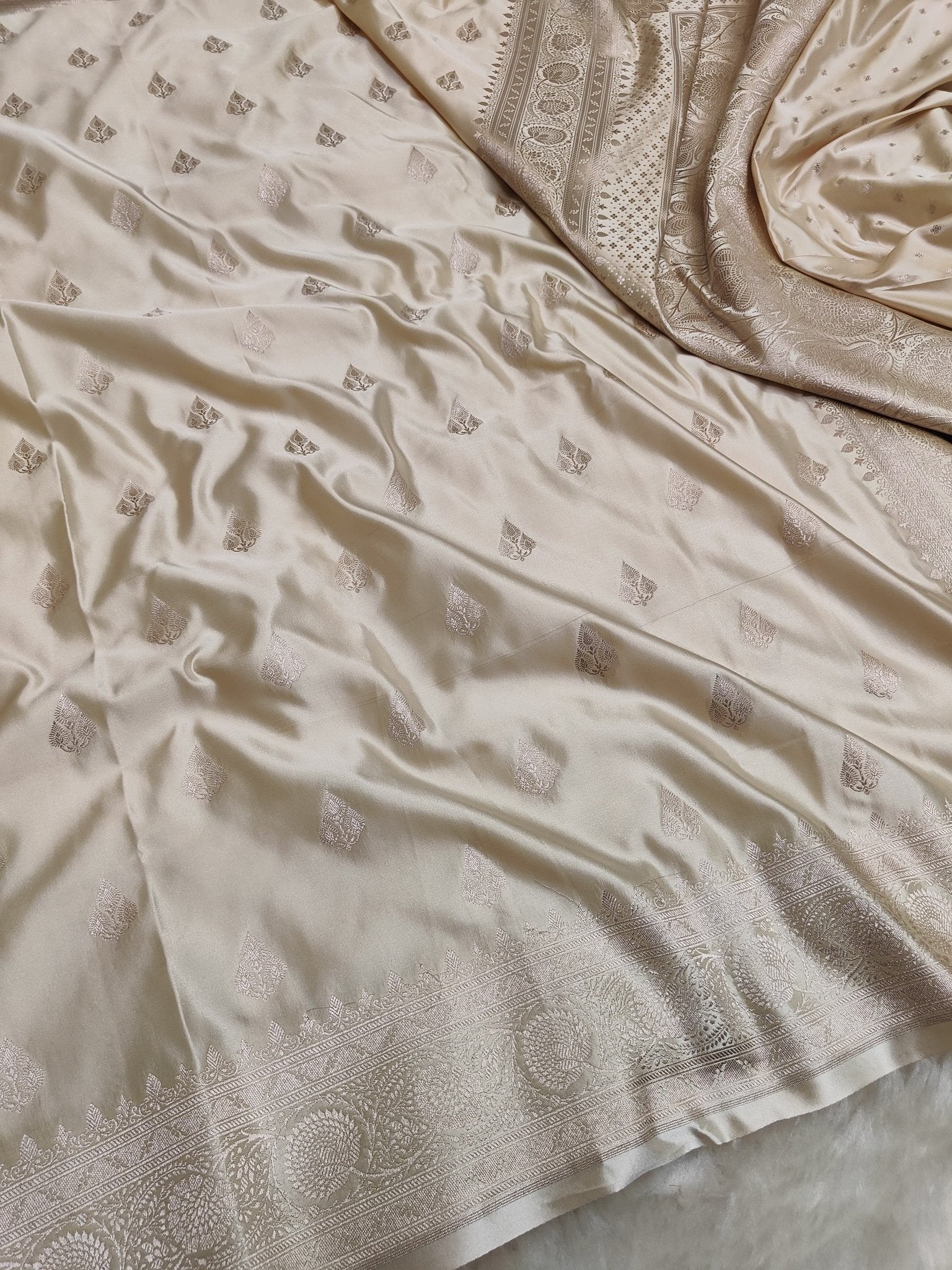 Mashroo Silk Banarasi Saree with gold zari work - Katan Banaras