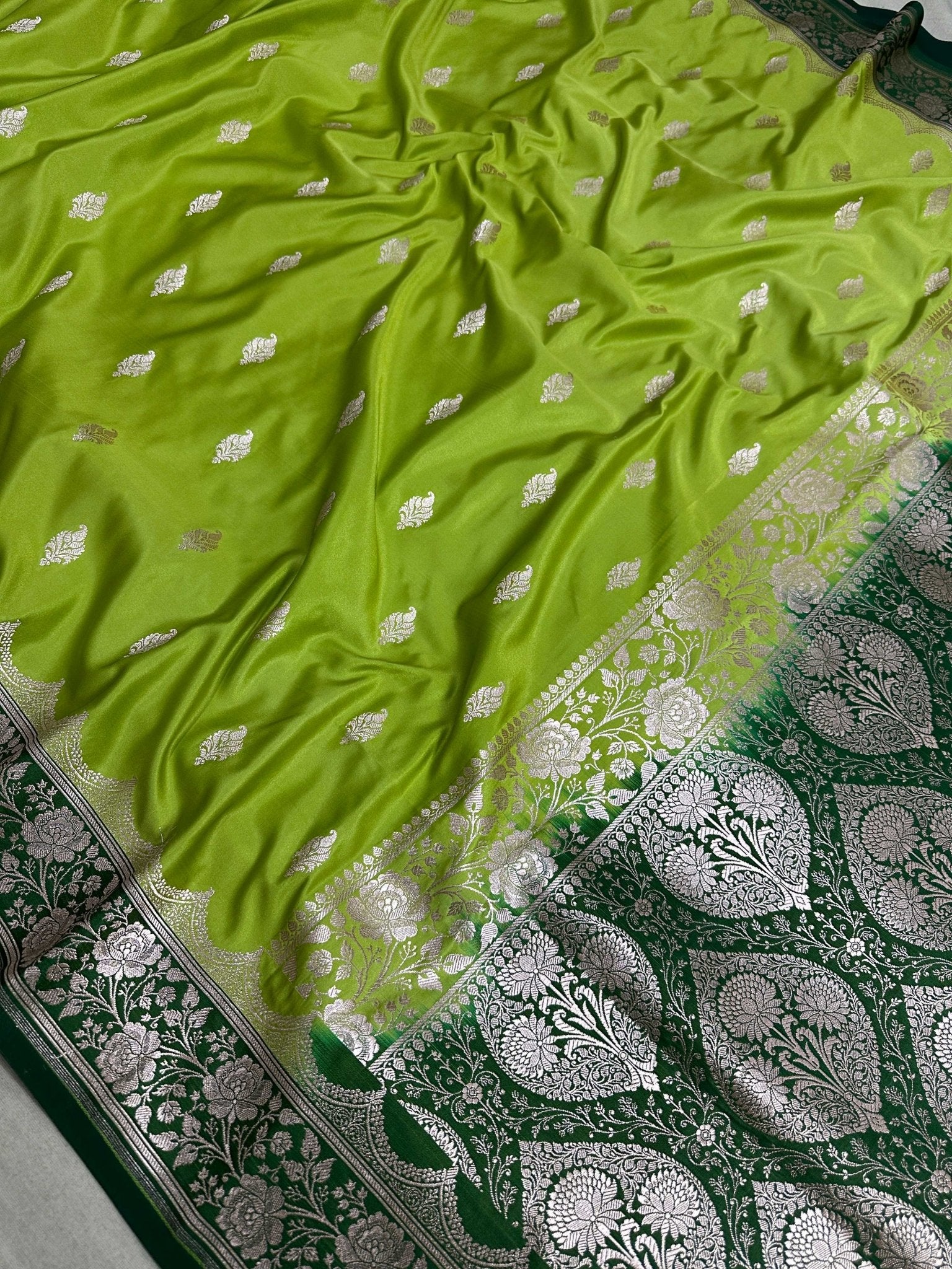 Mehndi & Green Contrast Mashru Silk Banarasi Zari Border Brocade Aanchal Saree - Katan Banaras
