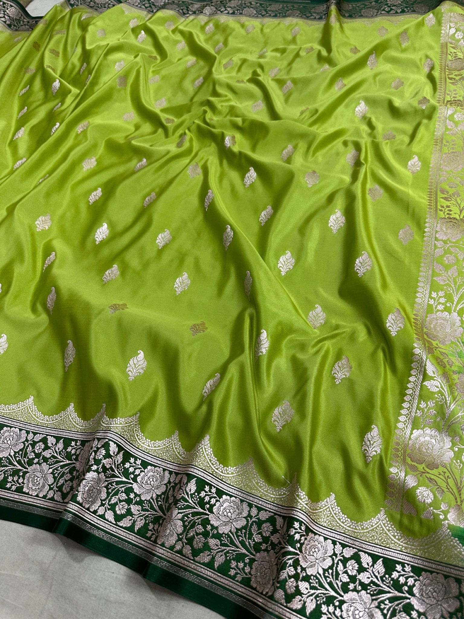 Mehndi & Green Contrast Mashru Silk Banarasi Zari Border Brocade Aanchal Saree - Katan Banaras
