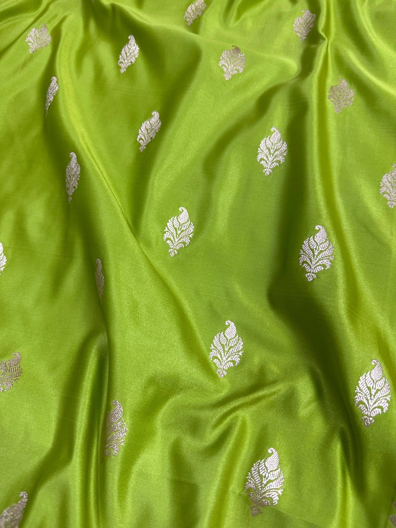 Mehndi & Green Contrast Mashru Silk Banarasi Zari Border Brocade Aanchal Saree - Katan Banaras