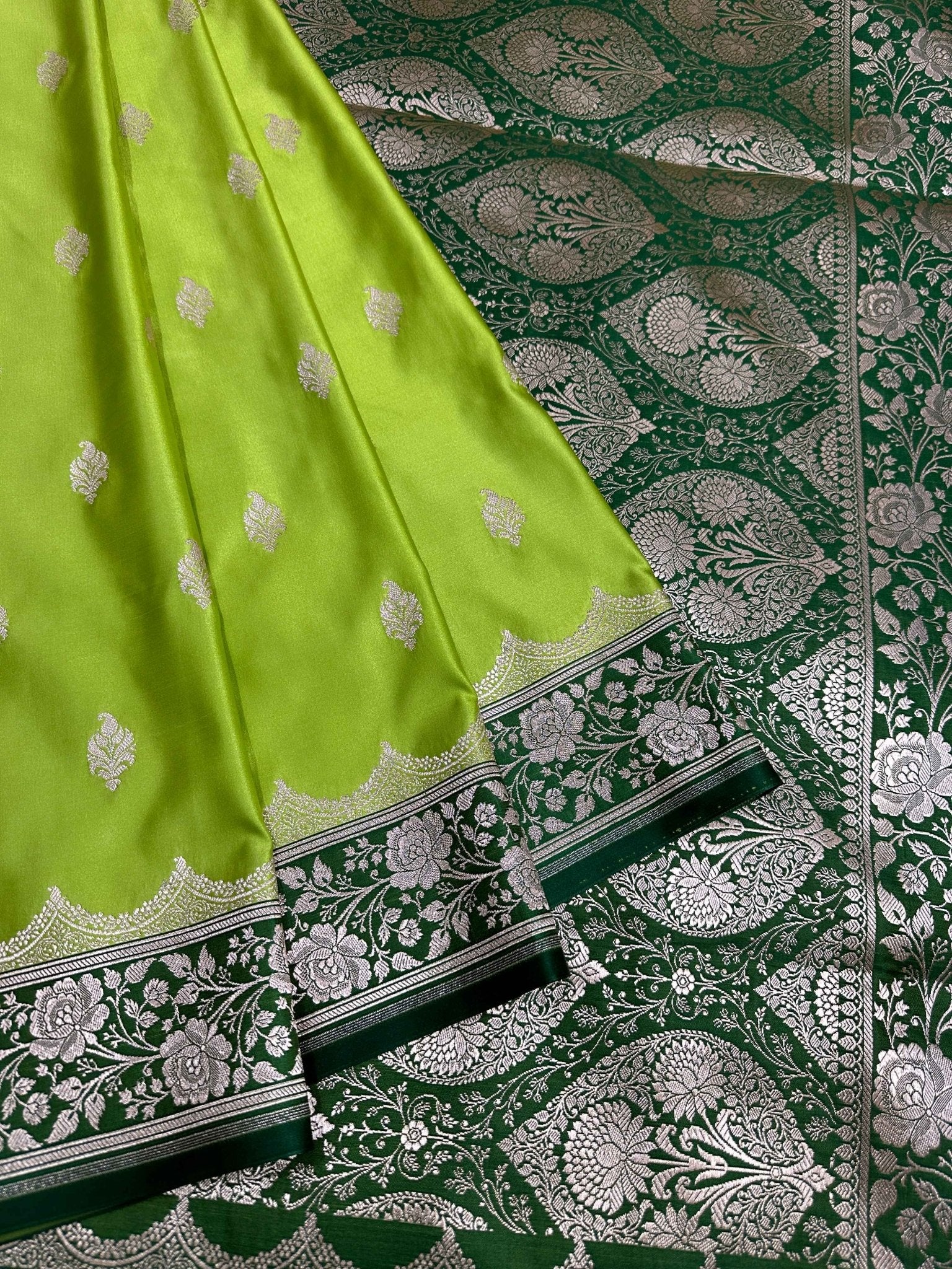 Mehndi & Green Contrast Mashru Silk Banarasi Zari Border Brocade Aanchal Saree - Katan Banaras