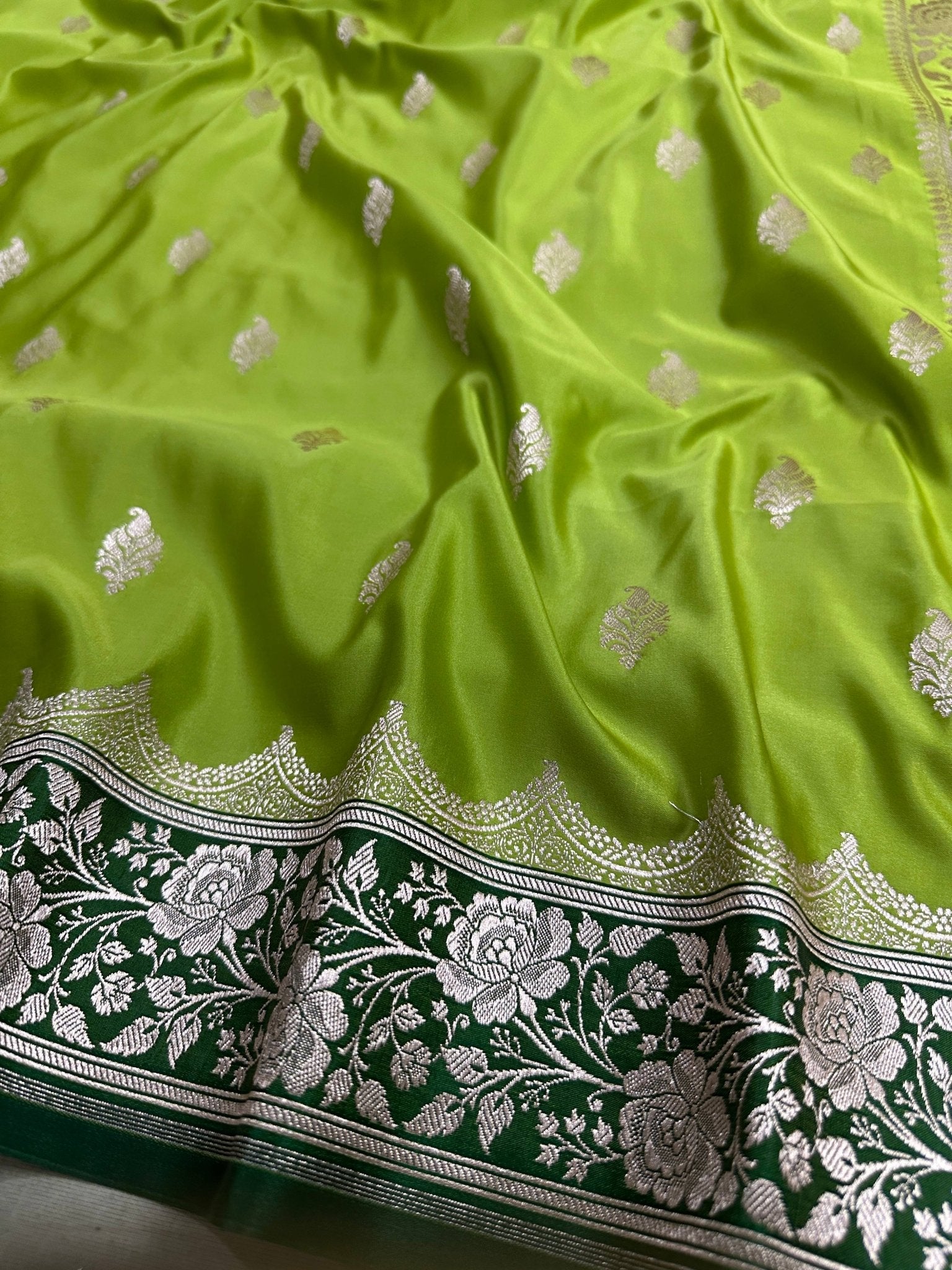 Mehndi & Green Contrast Mashru Silk Banarasi Zari Border Brocade Aanchal Saree - Katan Banaras
