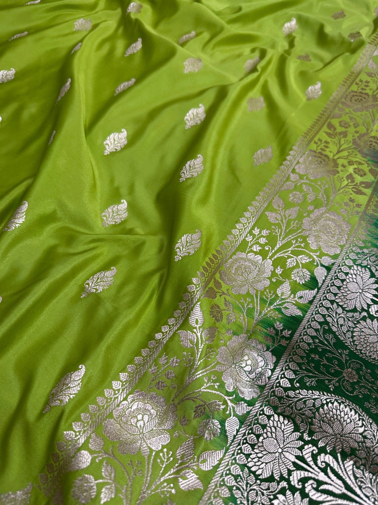 Mehndi & Green Contrast Mashru Silk Banarasi Zari Border Brocade Aanchal Saree - Katan Banaras