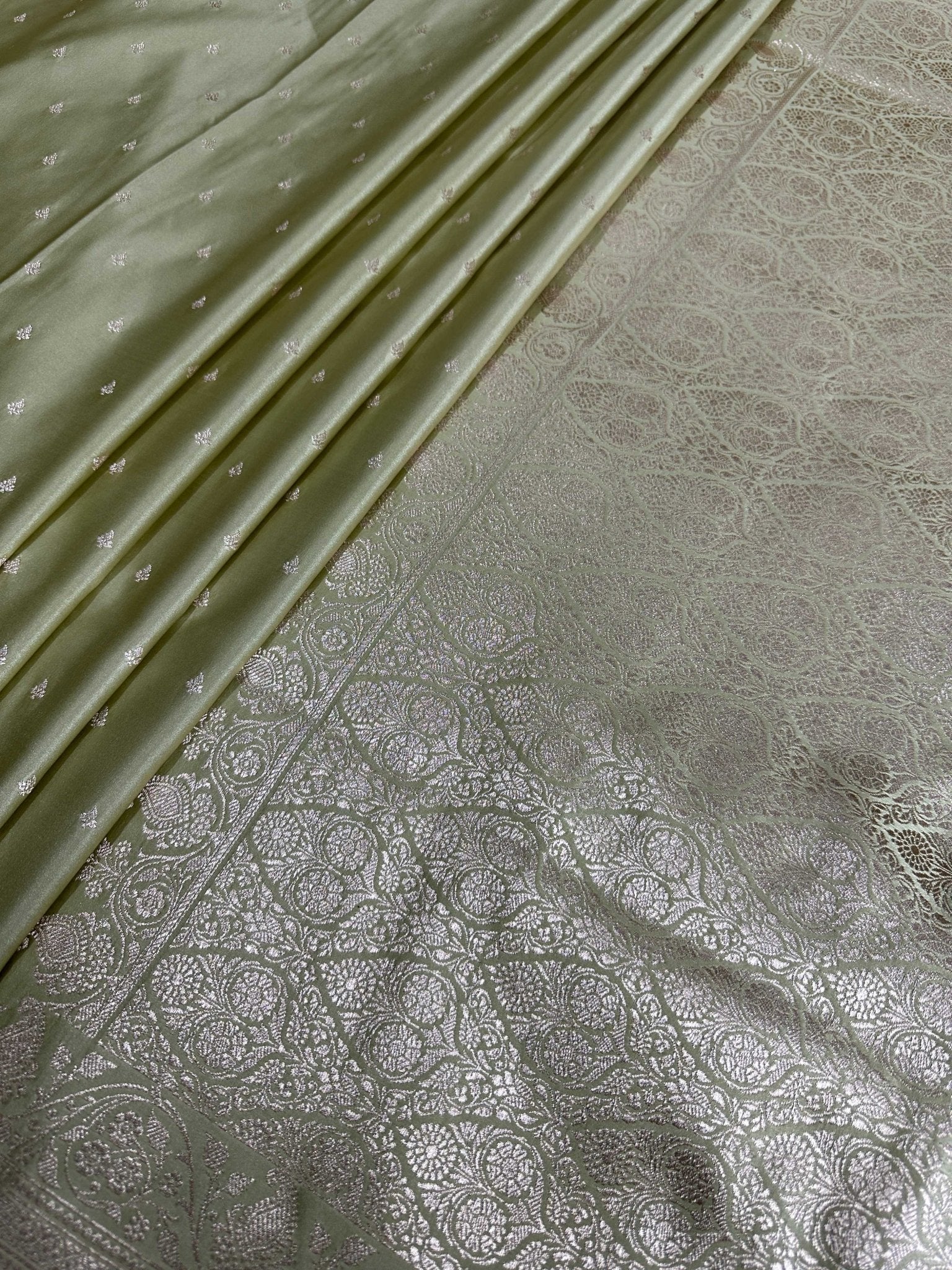 Off White Mashru Silk Banarasi Zari Border Brocad Aanchal Booti Saree - Katan Banaras