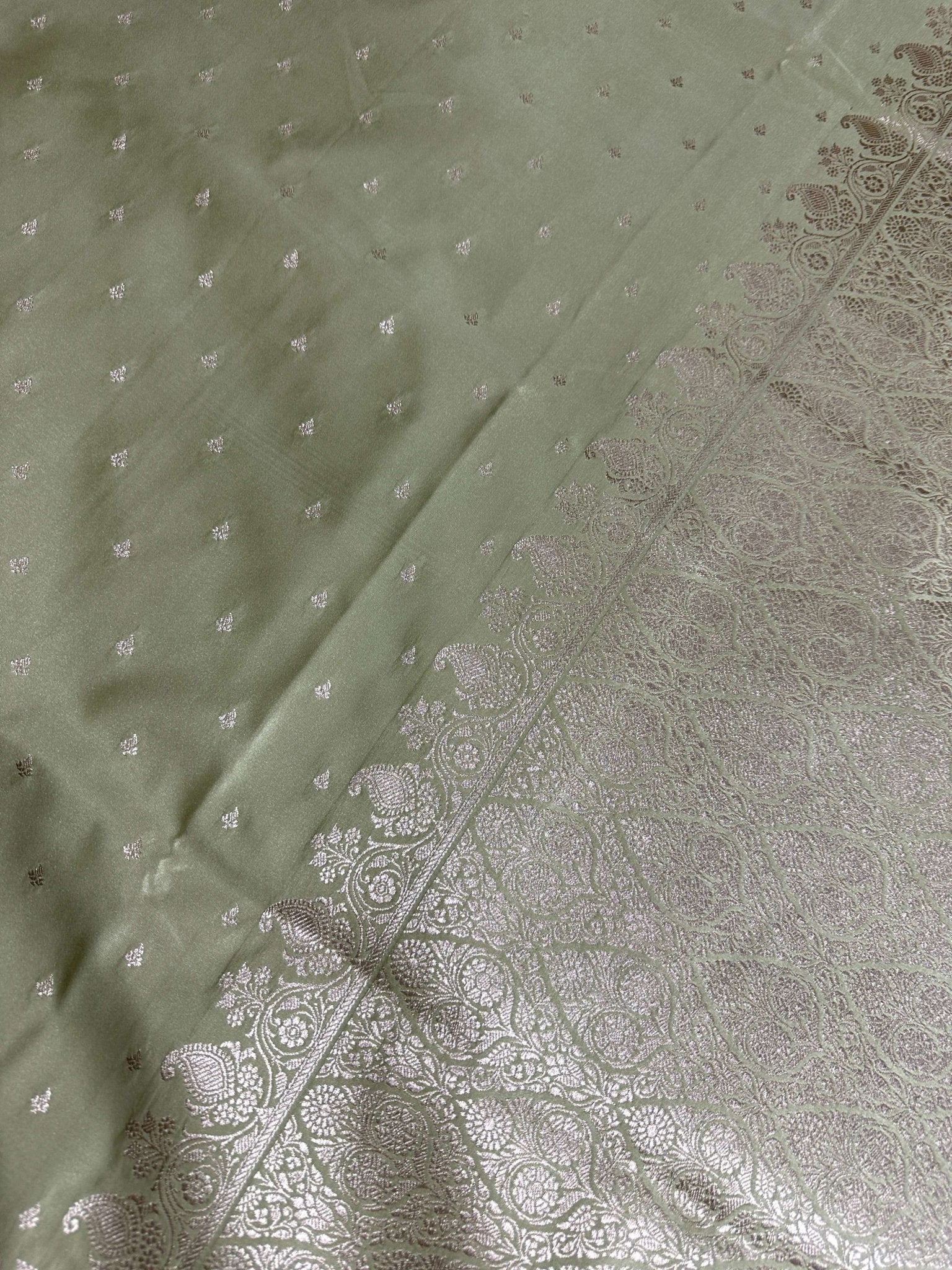 Off White Mashru Silk Banarasi Zari Border Brocad Aanchal Booti Saree - Katan Banaras