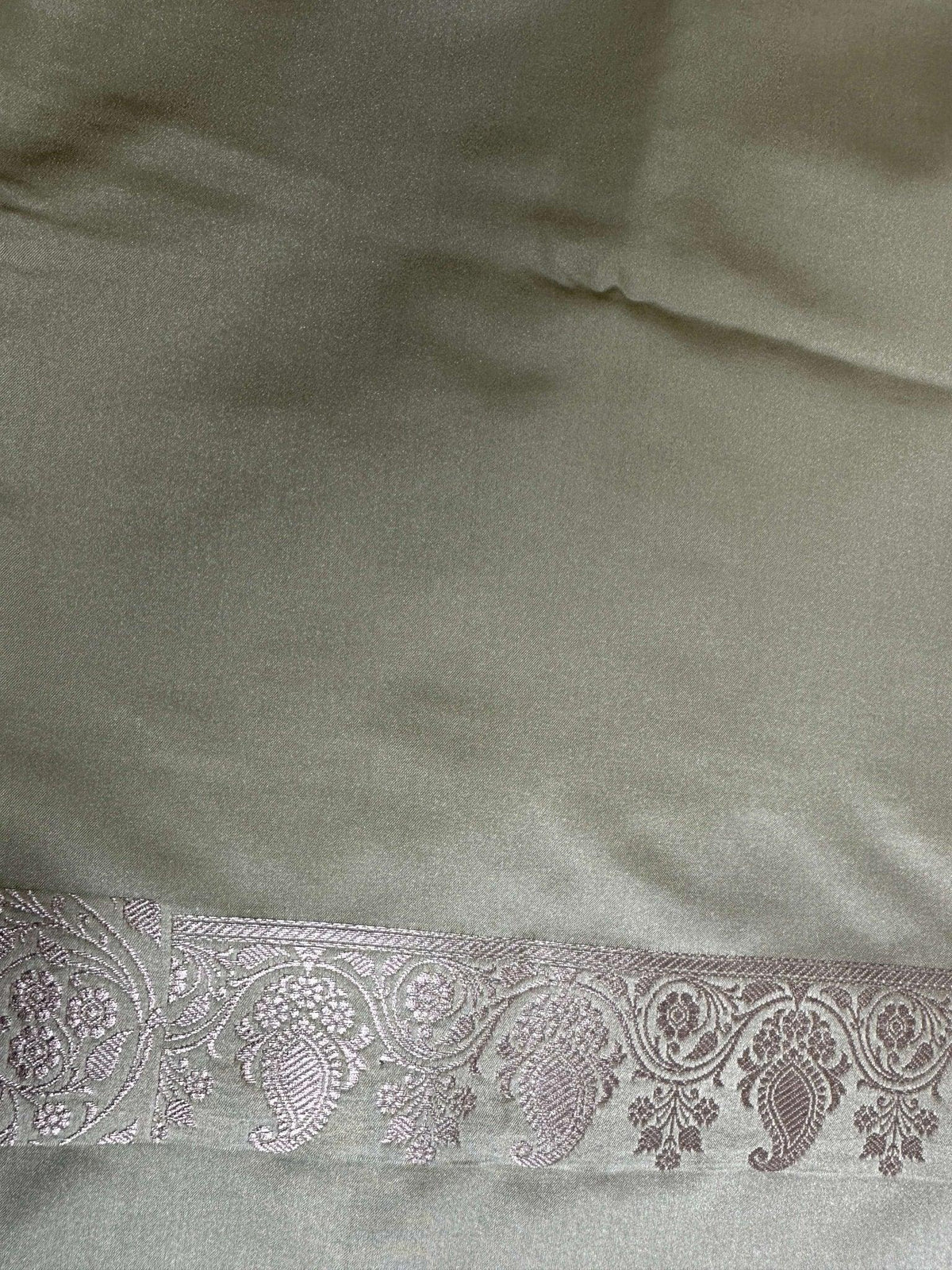 Off White Mashru Silk Banarasi Zari Border Brocad Aanchal Booti Saree - Katan Banaras