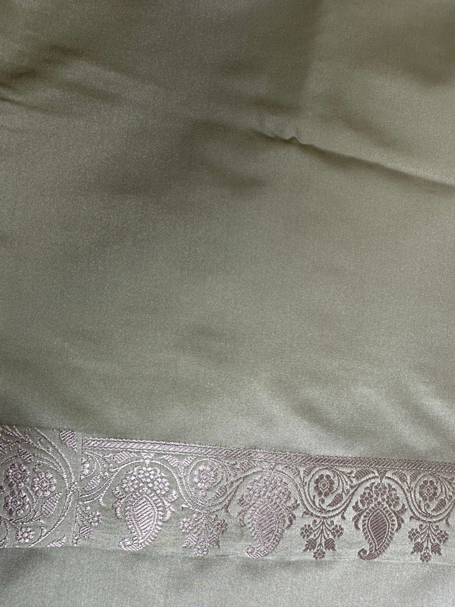 Off White Mashru Silk Banarasi Zari Border Brocad Aanchal Booti Saree - Katan Banaras