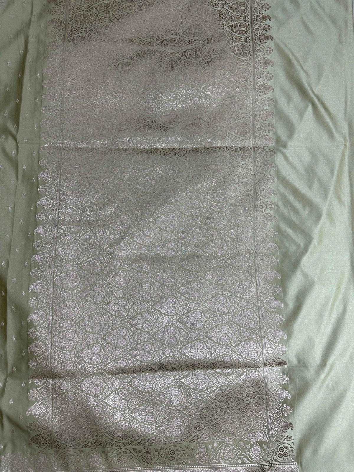 Off White Mashru Silk Banarasi Zari Border Brocad Aanchal Booti Saree - Katan Banaras