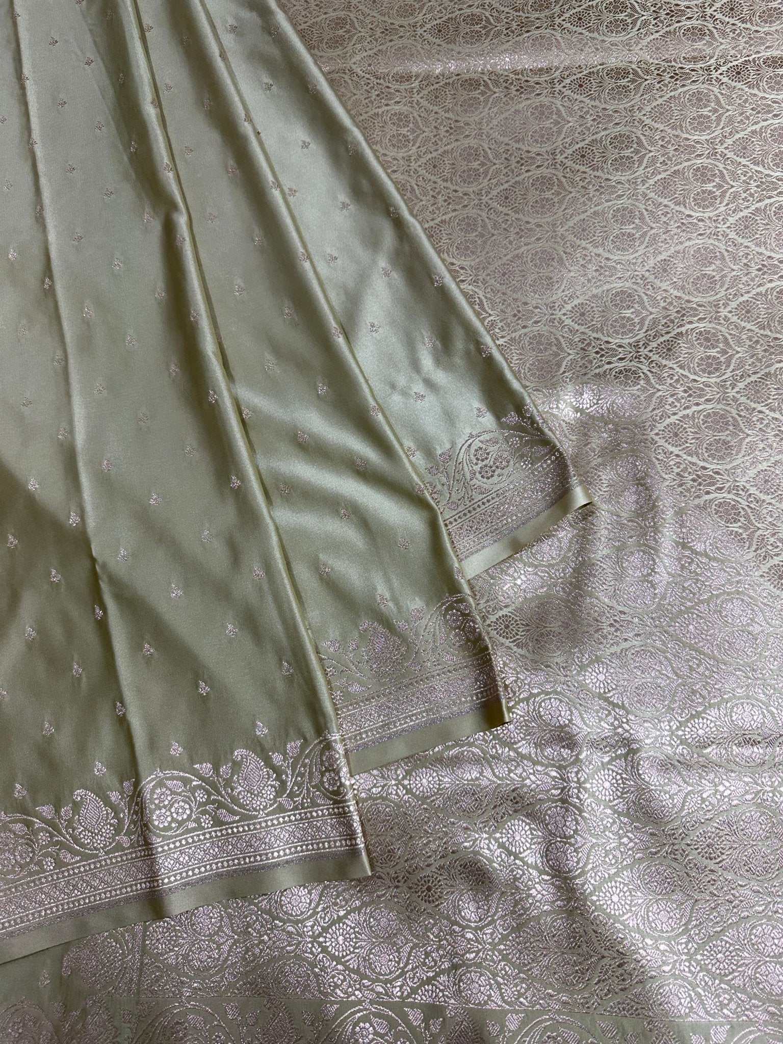 Off White Mashru Silk Banarasi Zari Border Brocad Aanchal Booti Saree - Katan Banaras