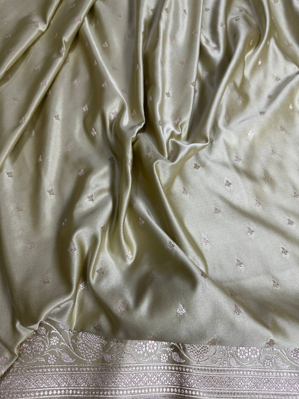 Off White Mashru Silk Banarasi Zari Border Brocad Aanchal Booti Saree - Katan Banaras