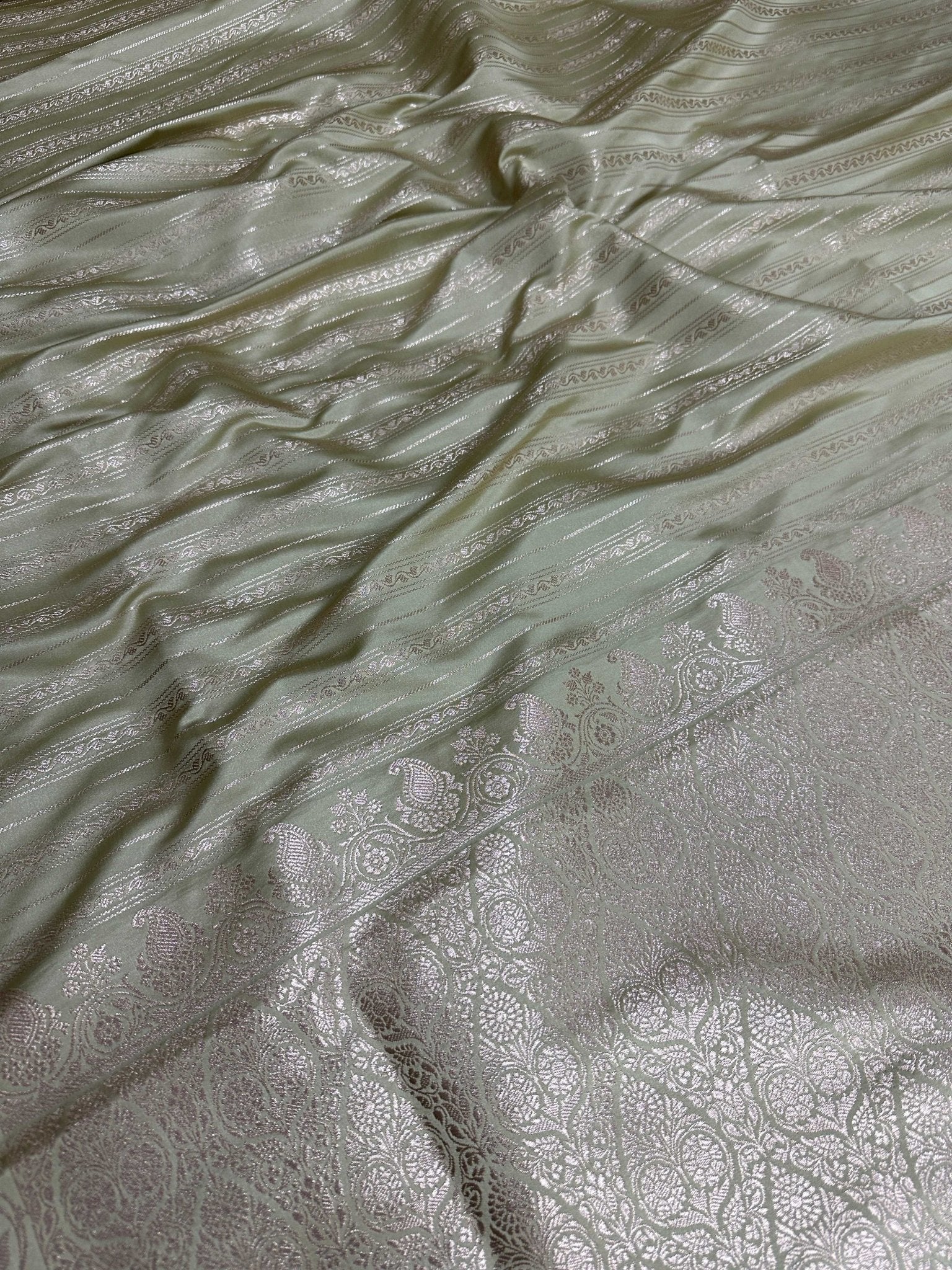 Off White Silk Vertical Stripe Design Zari Border Brocade Aanchal Saree - Katan Banaras