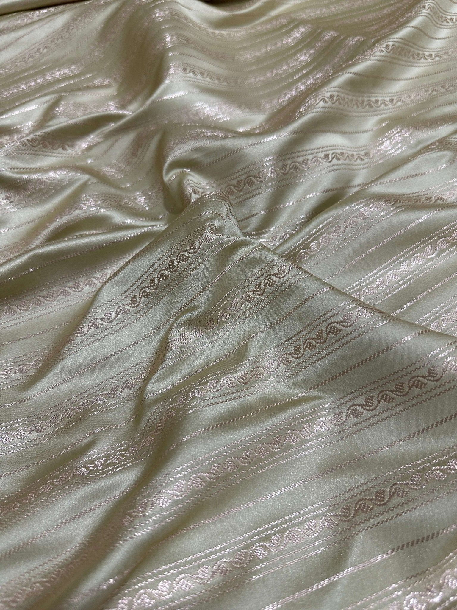 Off White Silk Vertical Stripe Design Zari Border Brocade Aanchal Saree - Katan Banaras