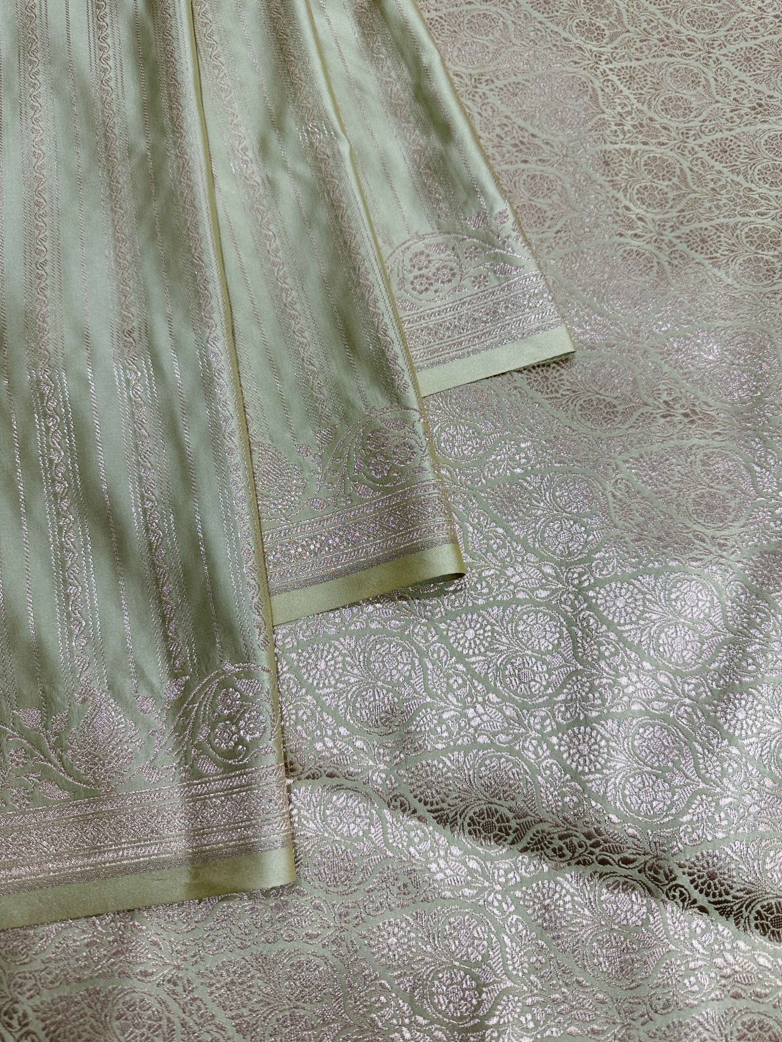 Off White Silk Vertical Stripe Design Zari Border Brocade Aanchal Saree - Katan Banaras