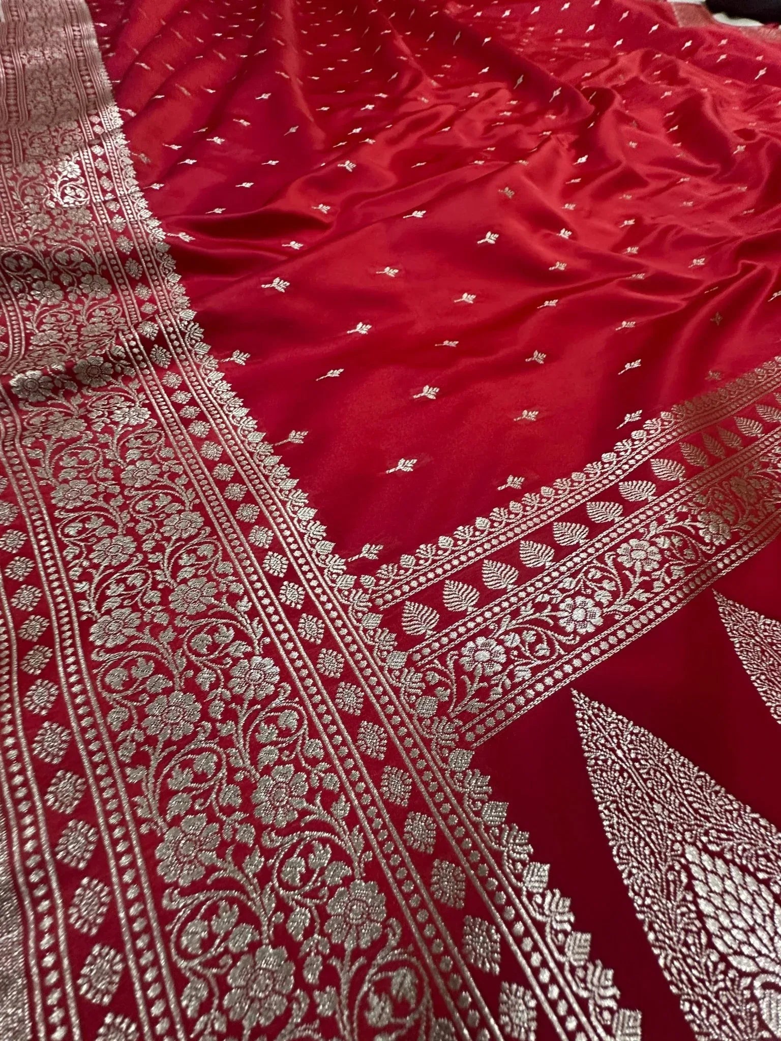 Red Mashru Silk Zari Banarasi Border Aanchal Boota Booti Saree - Katan Banaras